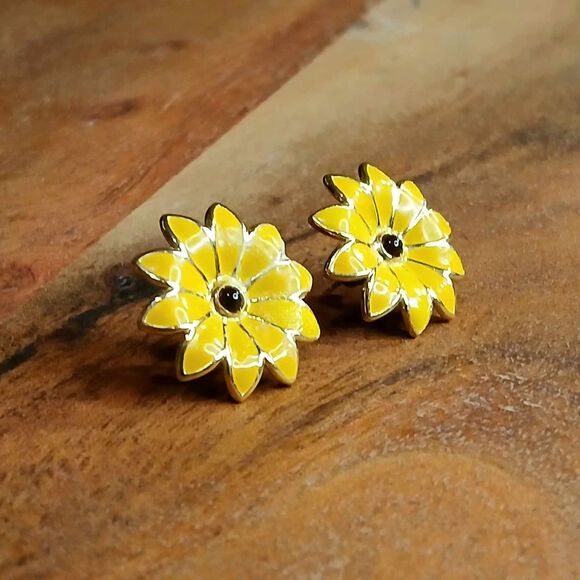 BOGO EARRINGS Enamel Daisy Stud Earrings, Used Floral Earrings, Vintage Earrings - Picture 3 of 4